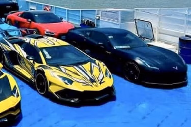 Sau cùng là dàn xe SUV với Lexus LX570, MErcedes-AMG G63 và 3 chiếc xe của Hoàng Kim Khánh là Bentley Mulsanne EWB, Bentley Bentayga V8 hay Cadillac. Sự kiện siêu xe này sẽ diễn ra từ chiều nay 7/3/2023.