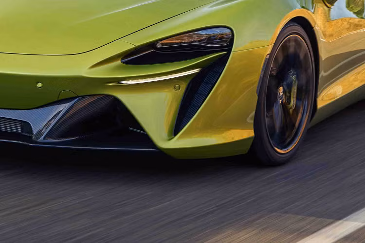 Chiếc F1 GTR đoạt chức vô định giải Le Mans năm 1995 được trưng bày tại Bảo tàng Le Mans như một phần của lịch sử cuộc đua sức bền nổi tiếng thế giới. Bảo tàng Le Mans, trưng bày 86 chiếc xe đua Le Mans mang tính biểu tượng, trong đó có hơn 60 chiếc đã chiến thắng.McLaren cũng chào đón những người tham gia Le Mans Classic đến với không gian trưng bày loạt xe McLaren trong quá khứ và hiện tại.