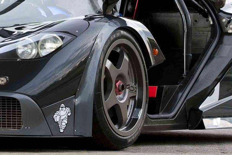 Trong những điều kiện khó khăn, F1 GTR đã thống trị cuộc đua, với 4 chiếc McLaren chiếm 5 vị trí cao nhất trên bảng xếp hạng chính thức. Chiến thắng này đã mang về cho McLaren danh hiệu "Triple Crown" không chính thức, giành được ba trong số các sự kiện đua xe thể thao thử thách nhất thế giới.