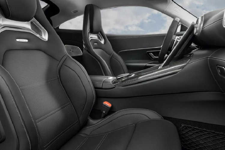 Cung cấp sức mạnh cho Mercedes-AMG GT 2024 là khối động cơ 4.0 V8 biturbo tinh chỉnh tăng công suất và sức kéo, đạt chuẩn khí thải Euro 7, cho ra hai mức công suất. Phiên bản tiêu chuẩn GT 55 có công suất 469 mã lực, mô-men xoắn 700 Nm. Sức mạnh này giúp xe có thể tăng tốc từ 0-100 km/h trong 3,9 giây và đạt tốc độ tối đa 295 km/h.