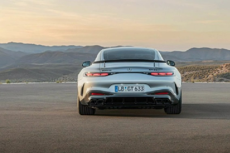 Cụm đèn hậu LED cũng được thiết kế lại đi kèm cánh gió thanh thoát hơnMặc dù có kiểu dáng và tỷ lệ ít thay đổi, AMG GT thế hệ thứ hai lại dựa trên kiến trúc mới làm từ vật liệu tổng hợp gồm nhôm, thép, magie và sợi (thủy tinh và carbon), giúp tăng thêm không gian cho bố cục 2+2 và khoang hành lý rộng hơn.