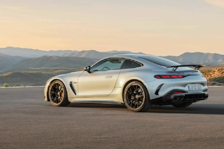 Các trang bị tiêu chuẩn đáng chú ý khác gồm có hệ thống treo chủ động AMG Active Ride Control, bộ vi sai khóa sau điều khiển điện tử, hệ thống lái trục sau chủ động và khí động học chủ động. Mức giá xe Mercedes-AMG GT 2024 chưa công bố, nó sẽ chính thức được bán ra vào năm 2024 ở Mỹ sau đó mới mở rộng ra các thị trường khác.