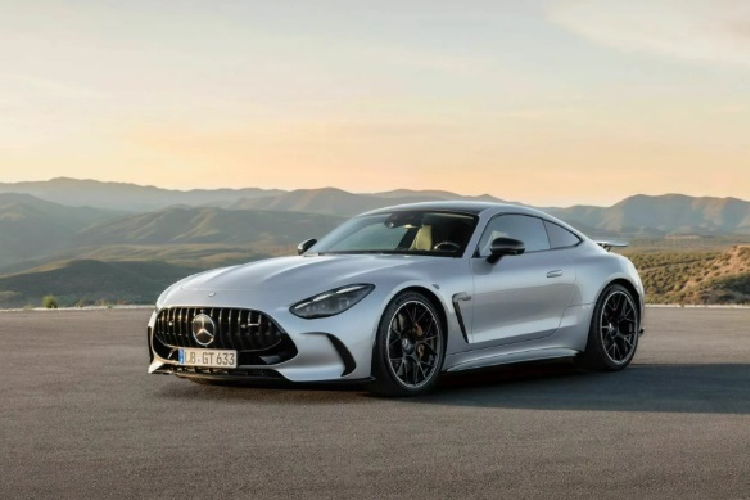 Trong khi đó, bản AMG GT 63 mạnh mẽ hơn với công suất 577 mã lực, mô men xoắn cực đại 800 Nm. Với sức mạnh trên, xe có thể tăng tốc từ 0-100 km/h trong 3,2 giây và tốc độ tối đa đạt 315 km/h. Chưa hết, Mercedes-AMG GT 2024 còn được trang bị độc quyền hộp số tự động 9 cấp AMG Speedshift đi kèm dẫn động 4 bánh toàn thời gian AMG Performance 4Matic+.
