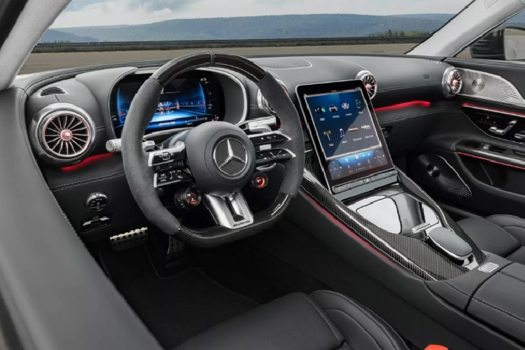 Về nội thất, khoang cabin của xe gây ấn tượng với sự hiện đại, tiện nghi bao trùm. Xe được trang bị các tiện ích như: đồng hồ kỹ thuật số 12,3 inch, màn hình cảm ứng 11,9 inch, vô-lăng phong cách AMG Performance và ghế thể thao tích hợp tựa đầu thông gió tùy chọn.