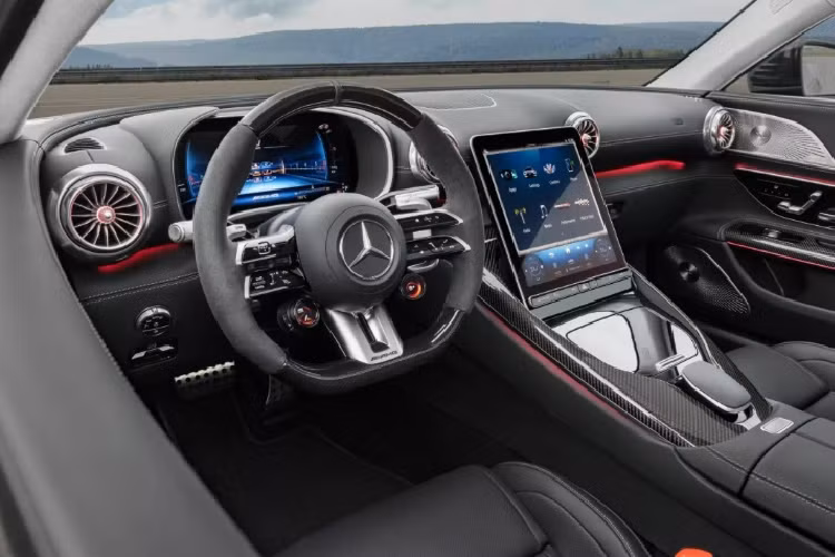 Về nội thất, khoang cabin của xe gây ấn tượng với sự hiện đại, tiện nghi bao trùm. Xe được trang bị các tiện ích như: đồng hồ kỹ thuật số 12,3 inch, màn hình cảm ứng 11,9 inch, vô-lăng phong cách AMG Performance và ghế thể thao tích hợp tựa đầu thông gió tùy chọn.