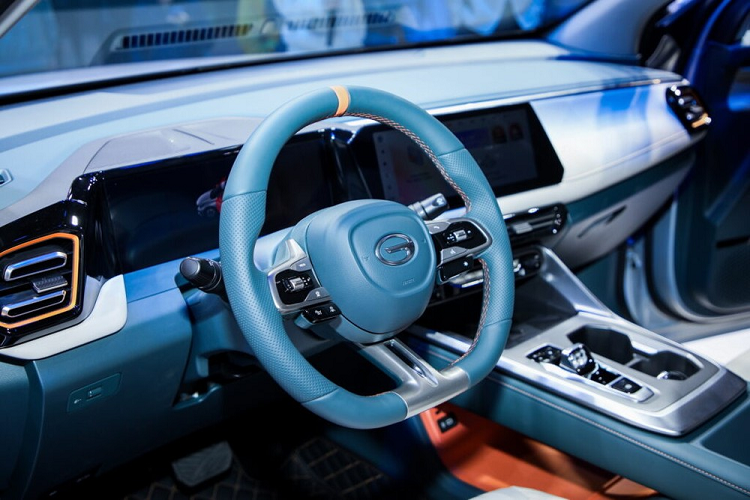 Điểm nhấn nội thất của GAC GS3 2023 nằm ở vô lăng vát đáy thể thao, bảng đồng hồ kỹ thuật và màn hình cảm ứng trung tâm cỡ lớn, đặt nổi trên mặt táp-lô. Trên cụm điều khiển trung tâm của xe còn có cần số pha lê ngắn và phanh tay điện tử, tạo cảm giác gọn gàng. 