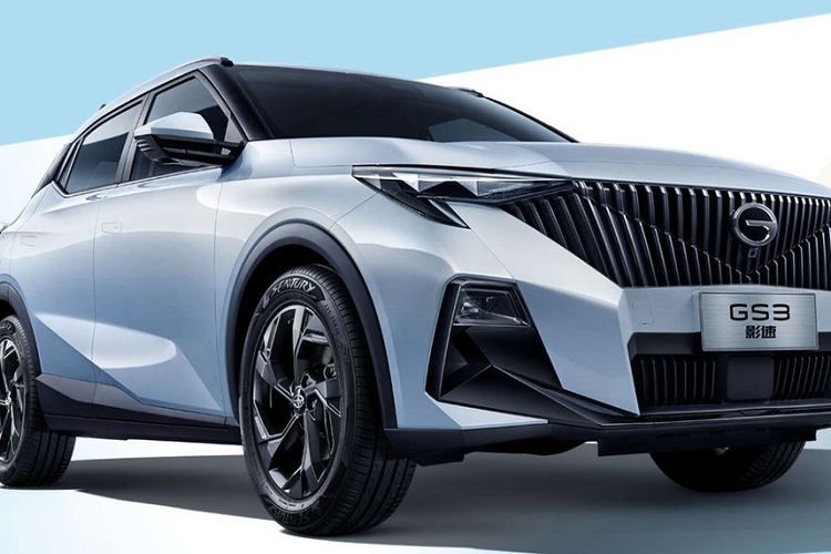 Trên thực tế, chiều dài cơ sở của GAC GS3 2023 tương đương với Toyota Corolla Cross. Không chỉ có kích thước thuộc phân khúc B+, GAC GS3 2023 còn gây ấn tượng với phong cách thiết kế góc cạnh và sắc sảo, tạo cảm giác khá thể thao. Trên đầu xe, mẫu SUV này được trang bị lưới tản nhiệt cỡ lớn với những nan nằm dọc sơn màu đen, nối liền đèn LED định vị ban ngày hình chữ "L" hai bên. 
