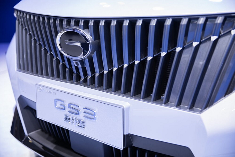 Được phát triển dựa trên cơ sở gầm bệ GPMA mới nhất, mẫu xe SUV GAC GS3 2023 sở hữu chiều dài 4.410 mm, chiều rộng 1.850 mm, chiều cao 1.600 mm và chiều dài cơ sở 2.650 mm. Như vậy, so với những mẫu SUV cỡ B như Honda HR-V hay Hyundai Creta, mẫu xe Trung Quốc này có chiều dài cơ sở lớn hơn.