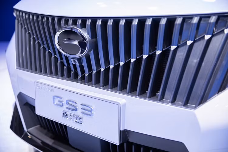 Được phát triển dựa trên cơ sở gầm bệ GPMA mới nhất, mẫu xe SUV GAC GS3 2023 sở hữu chiều dài 4.410 mm, chiều rộng 1.850 mm, chiều cao 1.600 mm và chiều dài cơ sở 2.650 mm. Như vậy, so với những mẫu SUV cỡ B như Honda HR-V hay Hyundai Creta, mẫu xe Trung Quốc này có chiều dài cơ sở lớn hơn.