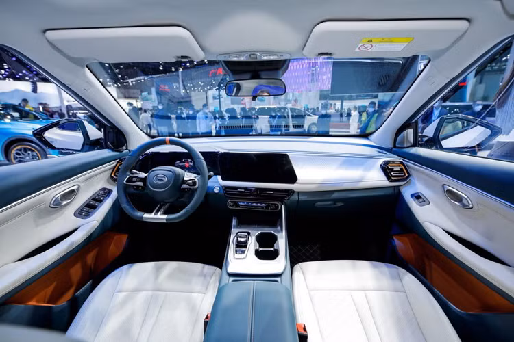 Bên trong GAC GS3 2023 là không gian nội thất được thiết kế đơn giản và hiện đại, theo phong cách đặc trưng của các mẫu xe Trung Quốc hiện nay. Nội thất được bọc da với những màu sắc tương phản trẻ trung và bớt nhàm chán.