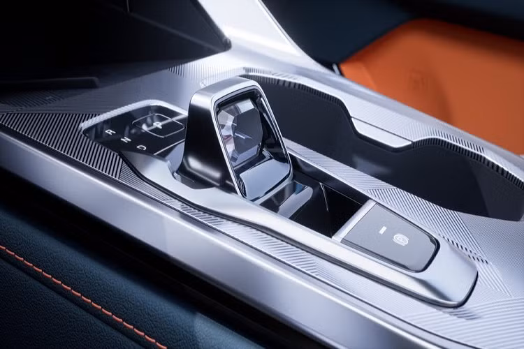 Chưa hết, mẫu xe này còn sở hữu cửa sổ trời toàn cảnh Panorama tiêu chuẩn, hệ thống đèn viền 32 màu, sạc điện thoại không dây và khoang hành lý có thể tích 342 lít.