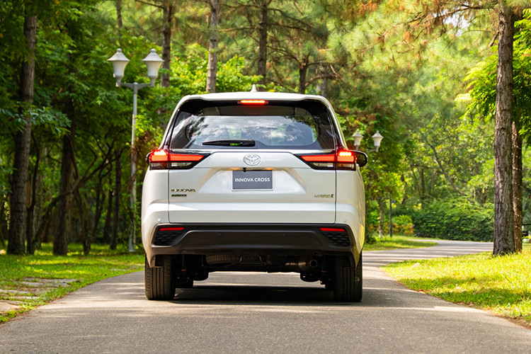 Về khả năng vận hành, bản máy xăng của Innova Cross sử dụng động cơ 2.0L, kết hợp với hộp số vô cấp CVT, tạo ra công suất tối đa 172 mã lực và mô-men xoắn cực đại đạt 205 Nm. Hệ truyền động trên biến thể hybrid gồm động cơ xăng 2.0L (150 mã lực) kết hợp với mô-tơ điện (111 mã lực). Hộp số là loại vô cấp e-CVT, có chế độ lái thuần điện (EV Mode).