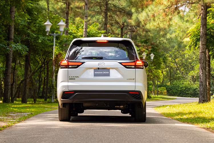Về khả năng vận hành, bản máy xăng của Innova Cross sử dụng động cơ 2.0L, kết hợp với hộp số vô cấp CVT, tạo ra công suất tối đa 172 mã lực và mô-men xoắn cực đại đạt 205 Nm. Hệ truyền động trên biến thể hybrid gồm động cơ xăng 2.0L (150 mã lực) kết hợp với mô-tơ điện (111 mã lực). Hộp số là loại vô cấp e-CVT, có chế độ lái thuần điện (EV Mode).
