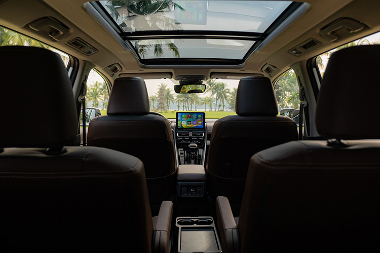 Innova Cross trang bị màn hình kỹ thuật số 7 inch trên bảng đồng hồ, hiển thị đầy đủ thông tin xe. Màn hình cảm ứng giải trí mới kích thước 10,1 inch, kết nối Apple CarPlay không dây và Android Auto. Hệ thống âm thanh 6 loa. Điều hòa tự động một vùng, cửa gió điều hòa hàng ghế sau có thể điều chỉnh. Ngoài ra, xe còn bổ sung cốp điện.