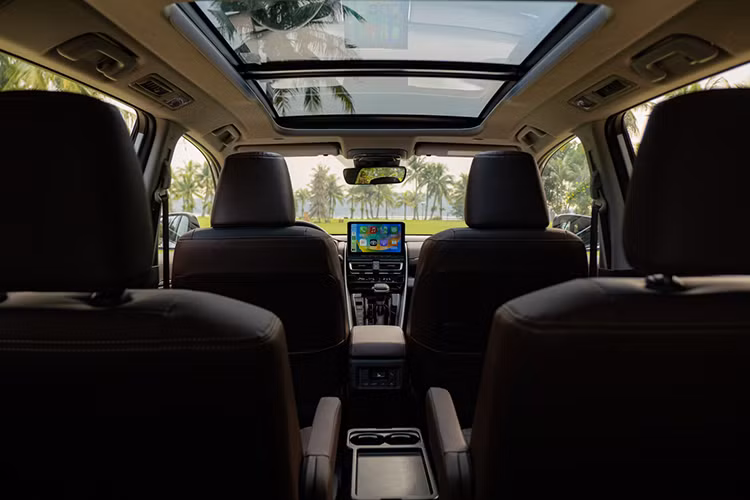 Innova Cross trang bị màn hình kỹ thuật số 7 inch trên bảng đồng hồ, hiển thị đầy đủ thông tin xe. Màn hình cảm ứng giải trí mới kích thước 10,1 inch, kết nối Apple CarPlay không dây và Android Auto. Hệ thống âm thanh 6 loa. Điều hòa tự động một vùng, cửa gió điều hòa hàng ghế sau có thể điều chỉnh. Ngoài ra, xe còn bổ sung cốp điện.