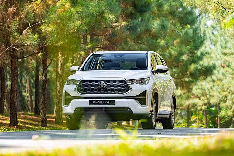 Hãng xe Nhật Bản trang bị hệ thống an toàn Toyota Safety Sense cho Innova Cross bản HEV. Cả hai bản đều có camera 360, cảm biến trước/sau, cảm biến áp suất lốp, phanh tay điện tử và hỗ trợ giữ phanh tự động, 6 túi khí. Tính năng an toàn khác như phanh ABS/EBD/BA, cân bằng điện tử, kiểm soát lực kéo, hỗ trợ khởi hành ngang dốc, đèn báo phanh khẩn cấp.