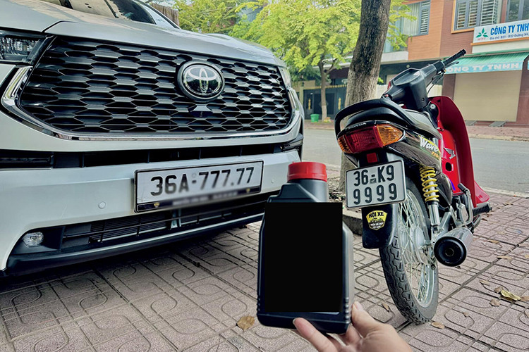 Về Toyota Innova Cross 2023 đeo biển định danh 36A-777.77, dòng xe này chỉ mới ra mắt Việt Nam hồi tháng 10/2023. Đây là đối thủ trực tiếp của Hyundai Custin 2023 về đúng mặt phân khúc, giá bán. Giá xe Toyota Innova Cross từ 810 triệu đồng, bản HEV có giá tận 990 triệu đồng.