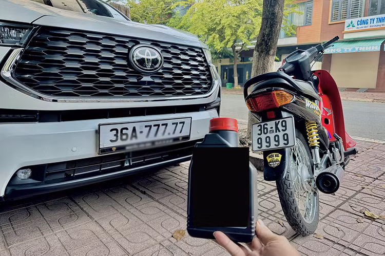 Về Toyota Innova Cross 2023 đeo biển định danh 36A-777.77, dòng xe này chỉ mới ra mắt Việt Nam hồi tháng 10/2023. Đây là đối thủ trực tiếp của Hyundai Custin 2023 về đúng mặt phân khúc, giá bán. Giá xe Toyota Innova Cross từ 810 triệu đồng, bản HEV có giá tận 990 triệu đồng.