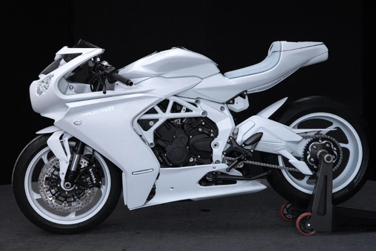 Theo đó, mẫu xe MV Agusta Superveloce Arsham đặc biệt này sở hữu màu sơn trắng cá tính, đi cùng tác phẩm nghệ thuật nhỏ trên ốp yên, thân xe và yếm xe theo đúng phong cách của nghệ sĩ người Mỹ.