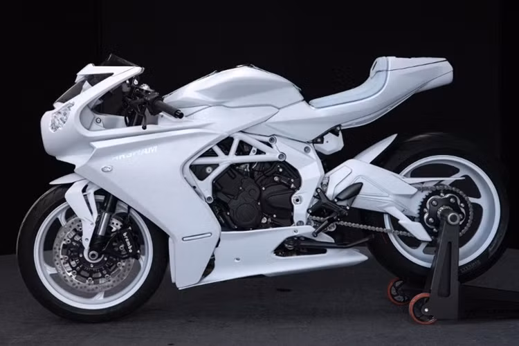 Theo đó, mẫu xe MV Agusta Superveloce Arsham đặc biệt này sở hữu màu sơn trắng cá tính, đi cùng tác phẩm nghệ thuật nhỏ trên ốp yên, thân xe và yếm xe theo đúng phong cách của nghệ sĩ người Mỹ.