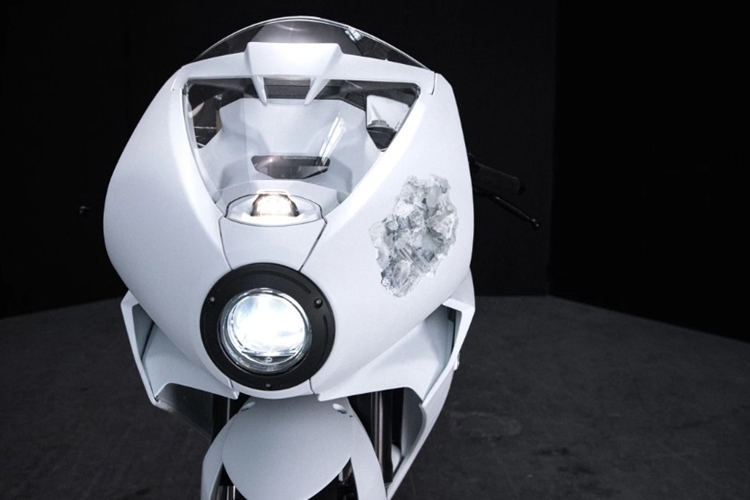 Cung cấp sức mạnh cho xe là khối động cơ 798 cc, 3 xy-lanh, 12 van, sản sinh công suất 147 mã lực tại 13.000 vòng/phút, mô-men xoắn cực đại 88 Nm tại 10.100 vòng/phút.