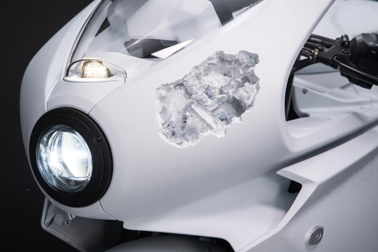 Sức mạnh động cơ được truyền qua hộp số 6 cấp được chế tạo với ly hợp chống trượt và bộ truyền động bằng xích tới bánh sau.