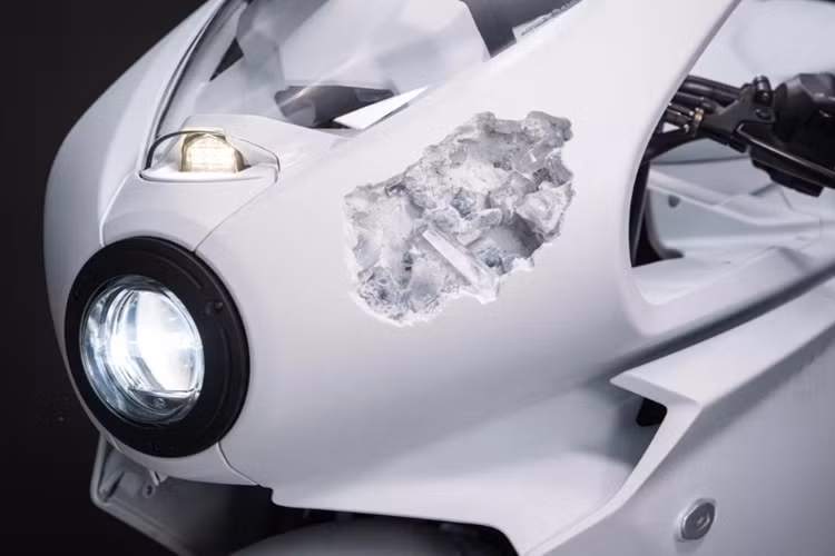 Sức mạnh động cơ được truyền qua hộp số 6 cấp được chế tạo với ly hợp chống trượt và bộ truyền động bằng xích tới bánh sau.