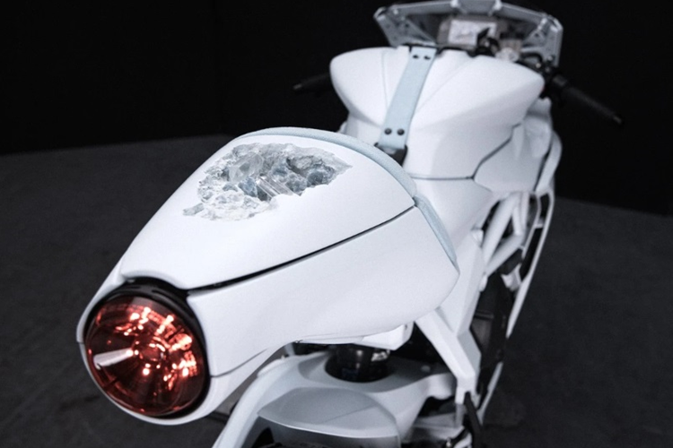 Hiện giá xe MV Agusta Superveloce Arsham chưa được công bố chính thức, nó mới chỉ được sản xuất giới hạn đúng 6 chiếc trên toàn thế giới.
