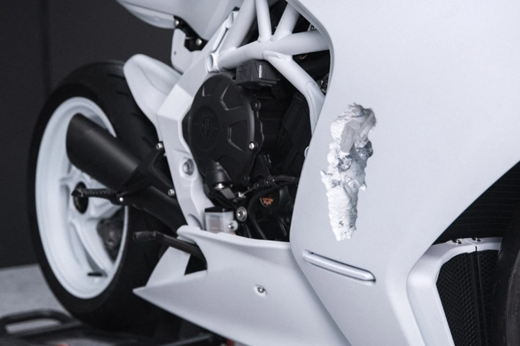 MV Agusta Superveloce Arsham sở hữu kẹp phanh bốn pít-tông gắn xuyên tâm, đĩa phanh đường kính 320 mm ở phía trước và kẹp phanh hai pít-tông đi kèm đĩa 220 mm ở bánh sau. Hệ thống phanh ABS khi vào cua Continental MK100 cũng là một trong những trang bị có sẵn.