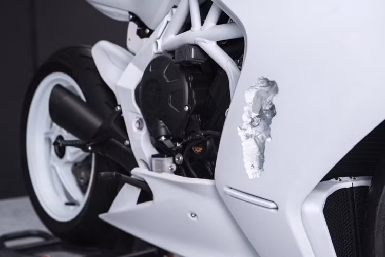 MV Agusta Superveloce Arsham sở hữu kẹp phanh bốn pít-tông gắn xuyên tâm, đĩa phanh đường kính 320 mm ở phía trước và kẹp phanh hai pít-tông đi kèm đĩa 220 mm ở bánh sau. Hệ thống phanh ABS khi vào cua Continental MK100 cũng là một trong những trang bị có sẵn.