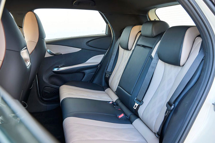 Ngoài ra, xe còn có hệ thống kiểm soát hành trình thích ứng, phanh khẩn cấp tự động, cảnh báo lệch làn đường, hỗ trợ giữ làn đường, cảnh báo va chạm phía trước/sau, cảnh báo điểm mù, cảnh báo/hỗ trợ phanh tránh va chạm với phương tiện cắt ngang khi lùi, hỗ trợ chuyển làn đường, hỗ trợ giữ làn đường khẩn cấp đến cảnh báo va chạm khi chuyển làn đường, tất cả đều được trang bị tiêu chuẩn cho xe.