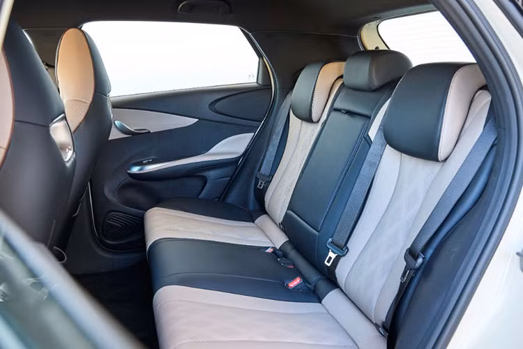 Ngoài ra, xe còn có hệ thống kiểm soát hành trình thích ứng, phanh khẩn cấp tự động, cảnh báo lệch làn đường, hỗ trợ giữ làn đường, cảnh báo va chạm phía trước/sau, cảnh báo điểm mù, cảnh báo/hỗ trợ phanh tránh va chạm với phương tiện cắt ngang khi lùi, hỗ trợ chuyển làn đường, hỗ trợ giữ làn đường khẩn cấp đến cảnh báo va chạm khi chuyển làn đường, tất cả đều được trang bị tiêu chuẩn cho xe.