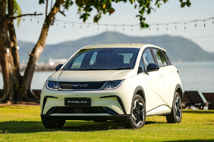 Trong thời gian tới, hãng BYD cũng sẽ vào Việt Nam phân phối xe và thậm chí xây dựng nhà máy lắp ráp ô tô. Một trong những mẫu xe mà BYD có thể bán ở Việt Nam chính là Atto 3. Tuy nhiên, sẽ không bất ngờ nếu BYD Dolphin cũng được bán ở Việt Nam trong tương lai.