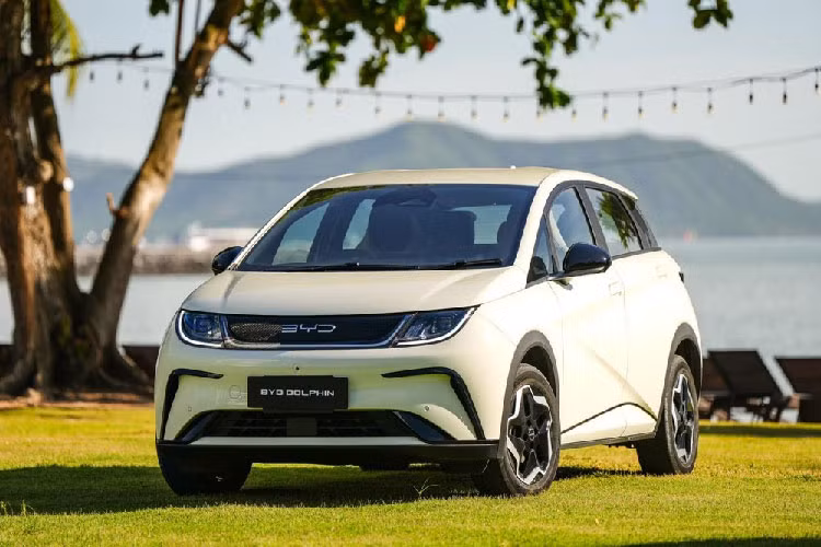 Trong thời gian tới, hãng BYD cũng sẽ vào Việt Nam phân phối xe và thậm chí xây dựng nhà máy lắp ráp ô tô. Một trong những mẫu xe mà BYD có thể bán ở Việt Nam chính là Atto 3. Tuy nhiên, sẽ không bất ngờ nếu BYD Dolphin cũng được bán ở Việt Nam trong tương lai.