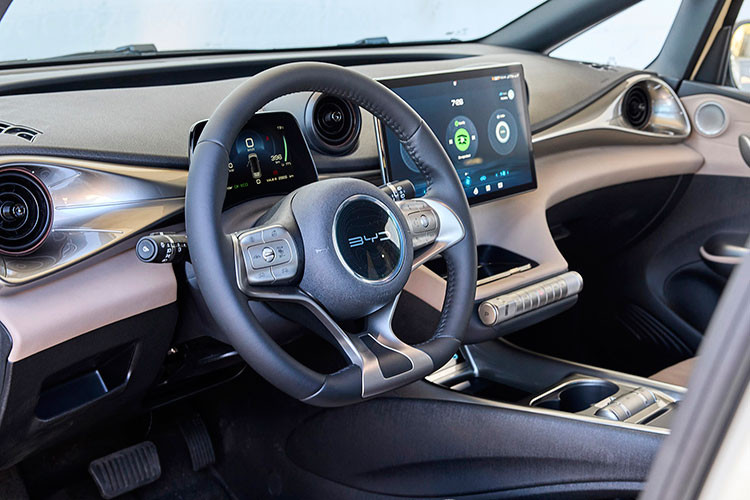 Hệ thống âm thanh 6 loa, điều hòa tự động, hệ thống lọc bụi mịn PM2.5, 4 cổng USB cho 2 hàng ghế, cổng sạc 12V, khởi động nút bấm, chìa khóa thông minh, khóa dạng thẻ từ và kính cửa sổ lên xuống một chạm chống kẹt bên ghế lái. Tiến lên bản Extended Range, khách hàng Thái Lan có thêm ghế trước thông hơi, ghế lái chỉnh điện 6 hướng, ghế phụ lái chỉnh điện 4 hướng, sạc điện thoại không dây, cửa sổ trời toàn cảnh Panorama, hệ thống định vị vệ tinh