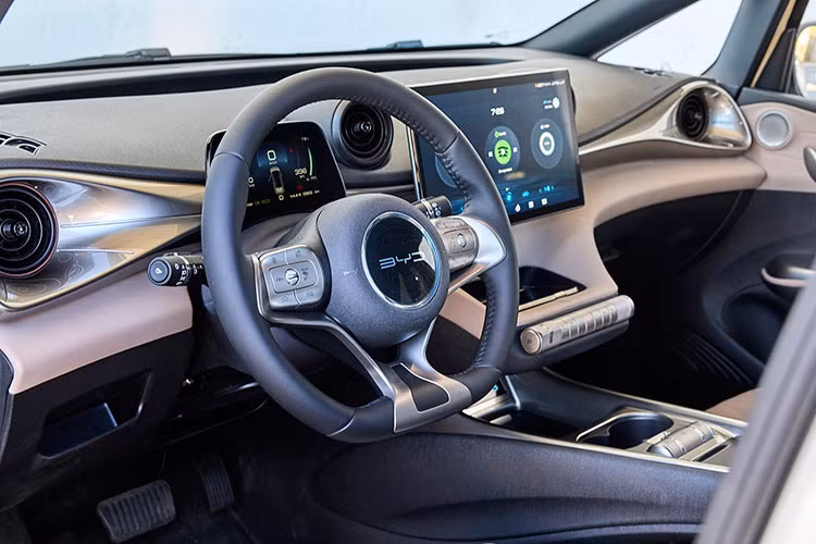 Hệ thống âm thanh 6 loa, điều hòa tự động, hệ thống lọc bụi mịn PM2.5, 4 cổng USB cho 2 hàng ghế, cổng sạc 12V, khởi động nút bấm, chìa khóa thông minh, khóa dạng thẻ từ và kính cửa sổ lên xuống một chạm chống kẹt bên ghế lái. Tiến lên bản Extended Range, khách hàng Thái Lan có thêm ghế trước thông hơi, ghế lái chỉnh điện 6 hướng, ghế phụ lái chỉnh điện 4 hướng, sạc điện thoại không dây, cửa sổ trời toàn cảnh Panorama, hệ thống định vị vệ tinh