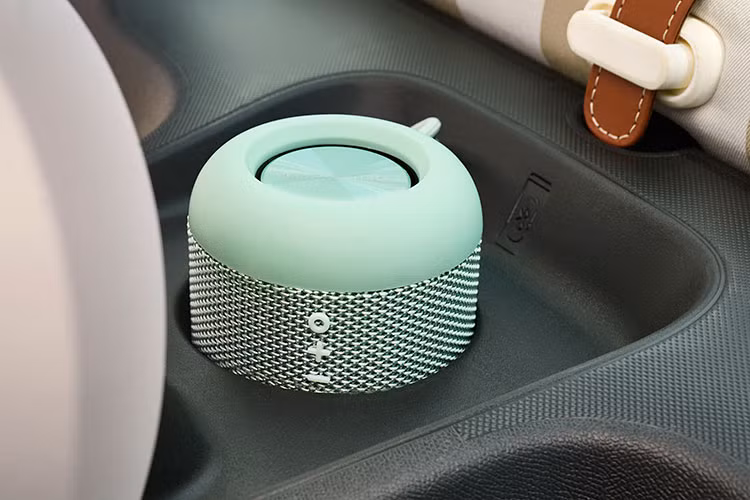 Cụm pin của Topolino có dung lượng 5.4 kWh, cho quang đường di chuyển tối đa 75 km và thời gian sạc là 4 tiếng. Fiat cho hay từng đó là đủ cho khách hàng di chuyển trong đô thị hoặc đến một bãi biển gần nhà.