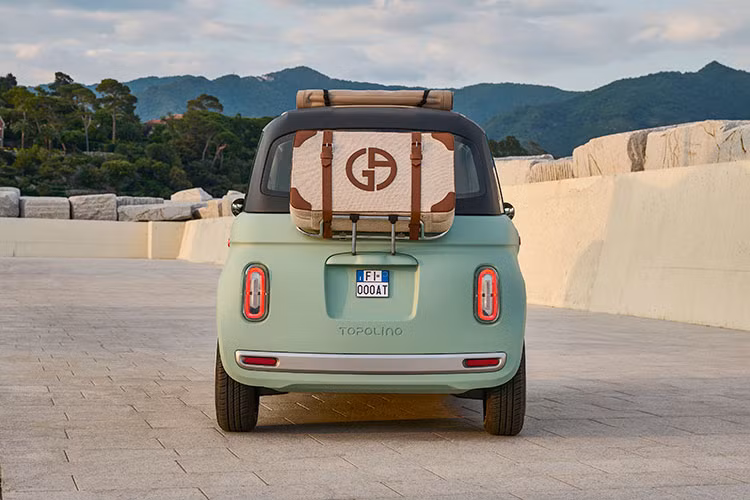 Fiat Topolino 2024 chạy điện được phát triển dựa trên Citroen Ami – một mẫu xe điện mini rất được ưa chuộng ở châu Âu. Điều này đồng nghĩa, nó được thiết kế để thay thế những chiếc scooter cho người muốn di chuyển vui vẻ, nhẹ nhàng quanh thành phố chứ không thể thay thế xe hơi.