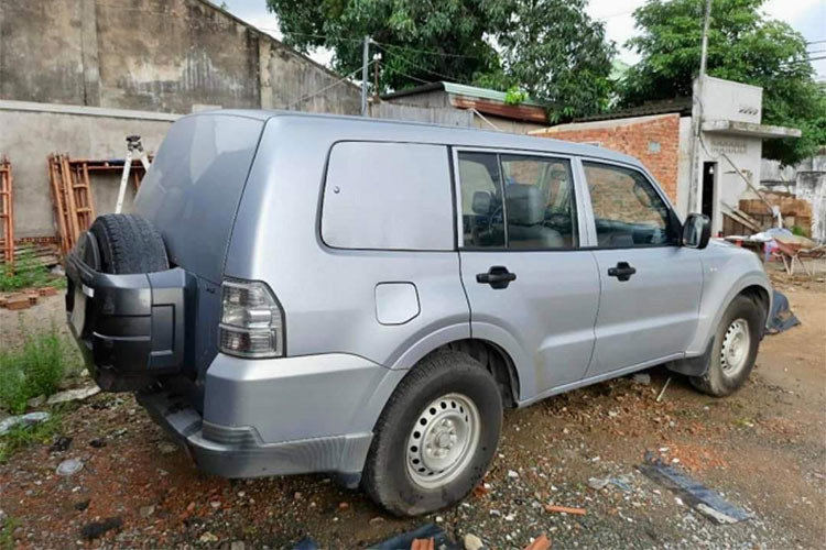 Mitsubishi Pajero cho tien thanh ly chi vai chuc trieu, re ngang xe may-Hinh-2