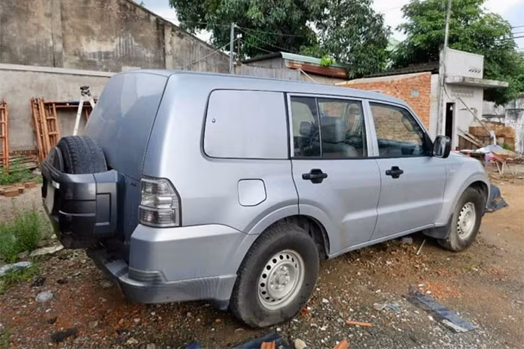 Mitsubishi Pajero cho tien thanh ly chi vai chuc trieu, re ngang xe may-Hinh-2
