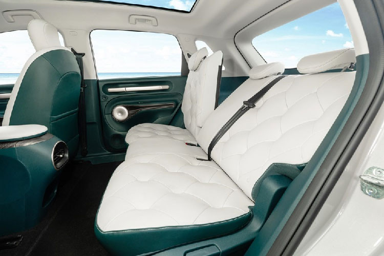 Về nội thất, chiếc xe điện Baojun Yunduo 2023 áp dụng thiết kế hai màu tổng thể, tô điểm bằng các chi tiết giả vân gỗ tương đồng ở nhiều chi tiết, đồng hồ LCD dải hẹp và màn hình điều khiển trung tâm dạng nổi kích thước lớn, nhờ đó chiếc xe Baojun Yunduo trông rất thời trang.