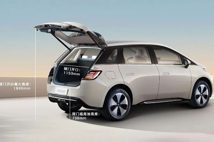 Về sức mạnh, động cơ được trang bị trên chiếc xe điện Baojun Yunduo mới tại Trung Quốc có công suất tối đa 136 mã lực và tầm hoạt động của pin sau 1 lần sạc đầy có thể lên tới 400 km,