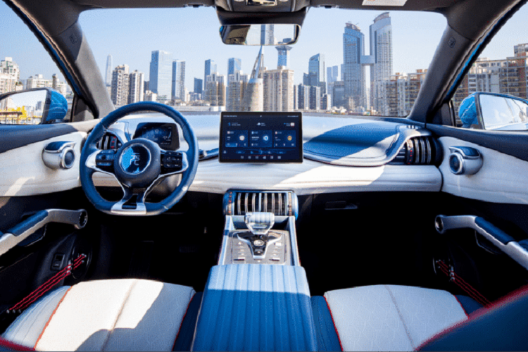 BYD đã gia nhập thị trường Vương quốc Anh một thập kỷ trước với những chiếc xe buýt chạy hoàn toàn bằng điện. Nhà sản xuất ô tô Trung Quốc đã có kế hoạch mở các cửa hàng tiên phong của mình tại một số thành phố của Vương quốc Anh, bao gồm Birmingham, Manchester, Glasgow và Milton Keynes.