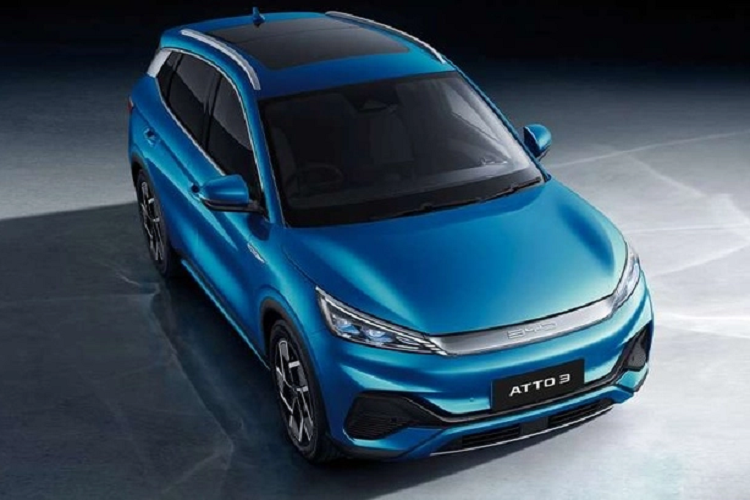 Về mẫu BYD Atto 3 của Trung Quốc, xe có kích thước bao gồm chiều dài 4.455 mm, rộng 1.875 mmvà cao 1.615 mm, xe được định vị phân khúc SUV điện hạng C, chung mâm với VinFast e34.