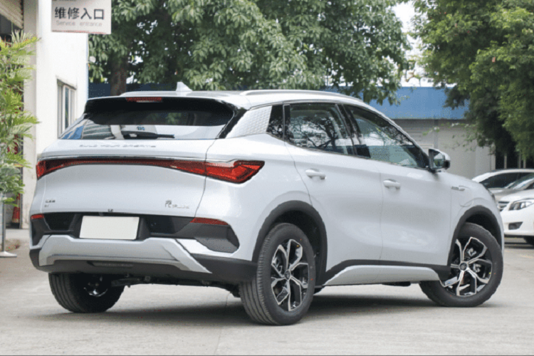 BYD Atto 3 được trang bị động cơ điện sản sinh ra công suất tối đa 201 mã lực, xe có hệ thống dẫn động cầu trước tốc độ tối đa 160 km/h và mô-men xoắn cực đại 310 Nm. Mô-tơ này đi với cụm pin BYD Blade Battery LFP với dung lượng 60,48 kWh và hệ dẫn động cầu trước.