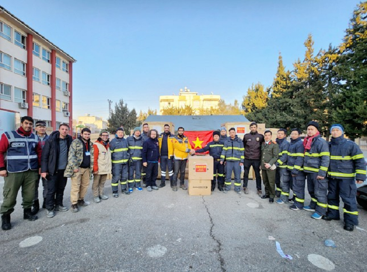 Đoàn cứu hộ Bộ Công an trao tặng 2 tấn hàng hóa y tế cho Thổ Nhĩ Kỳ - Hình 2 Doan cuu ho Bo Cong an trao tang 2 tan hang hoa y te cho Tho Nhi Ky-Hinh-2