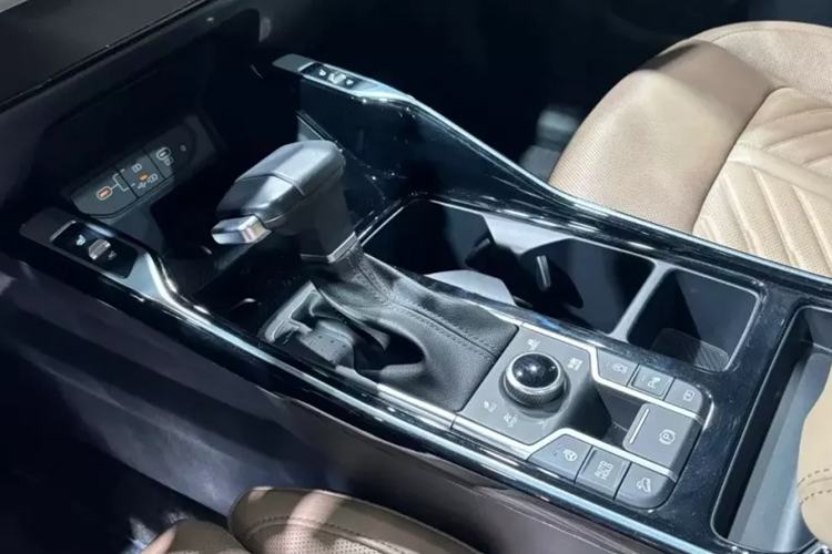 "Trái tim" của Kia Sorento 2024 ở thị trường Mỹ là 2 loại động cơ xăng 4 xi-lanh với cùng dung tích 2.5L. Động cơ hút khí tự nhiên cho công suất tối đa 191 mã lực và mô-men xoắn cực đại 245 Nm. Hai con số tương ứng của động cơ tăng áp là 281 mã lực và 421 Nm.