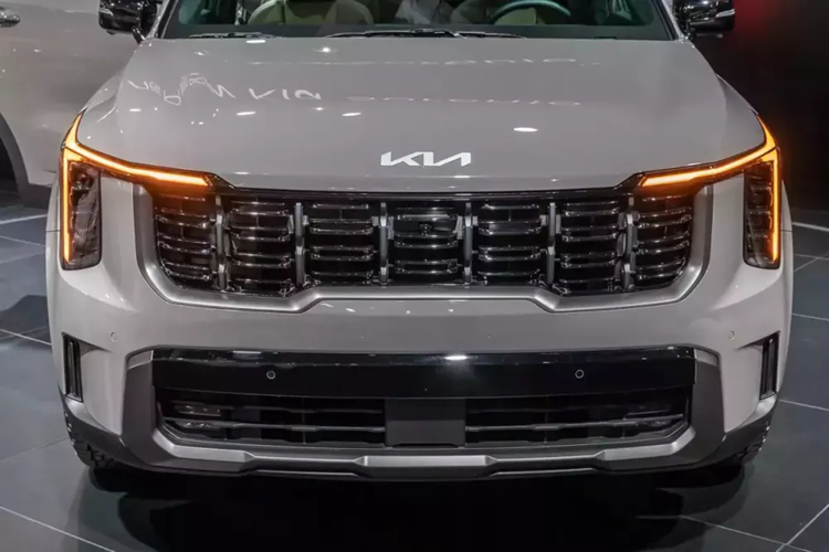 So với tại Hàn Quốc, mẫu xe SUV Kia Sorento 2024 dành cho thị trường Mỹ có thiết kế về cơ bản là giống hệt. Khác biệt lớn nhất có lẽ nằm ở dải đèn LED định vị ban ngày màu vàng. Được áp dụng ngôn ngữ thiết kế Opposites United táo bạo hơn, Kia Sorento 2024 sở hữu đầu xe hoàn toàn mới, mang hơi hướng cơ bắp và thể thao hơn.