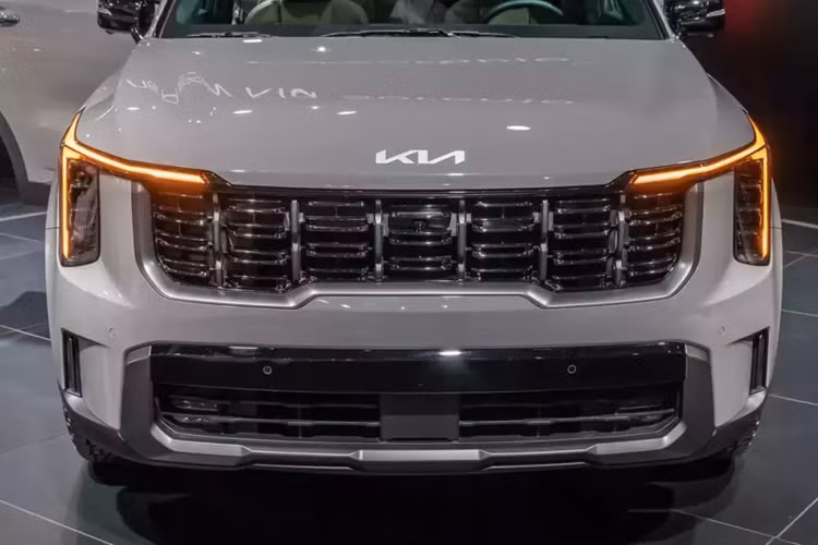 So với tại Hàn Quốc, mẫu xe SUV Kia Sorento 2024 dành cho thị trường Mỹ có thiết kế về cơ bản là giống hệt. Khác biệt lớn nhất có lẽ nằm ở dải đèn LED định vị ban ngày màu vàng. Được áp dụng ngôn ngữ thiết kế Opposites United táo bạo hơn, Kia Sorento 2024 sở hữu đầu xe hoàn toàn mới, mang hơi hướng cơ bắp và thể thao hơn.