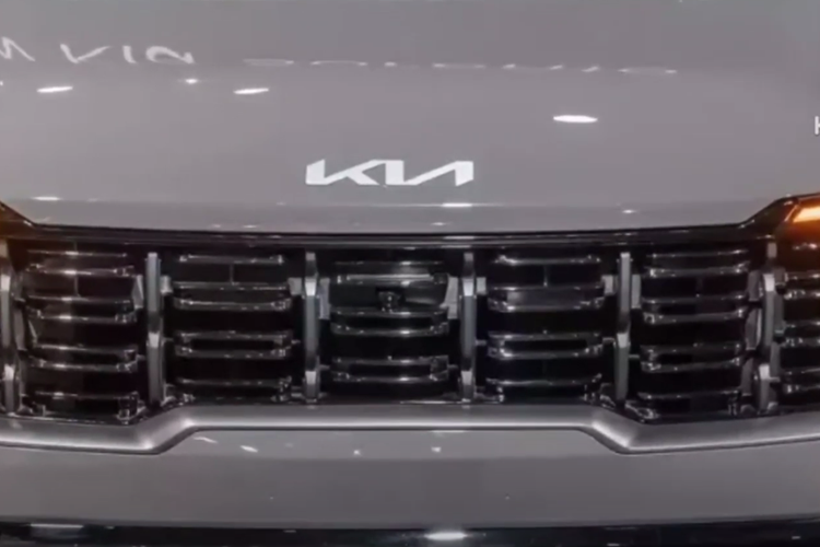 Ngoài ra, cản trước còn có ốp màu bạc nhằm tạo ra vẻ ngoài rắn rỏi và cứng cáp hơn cho xe. Thay đổi còn lại của Kia Sorento 2024 nằm ở vành la-zăng, cụm đèn hậu với thiết kế dọc và nối liền với nhau bằng dải đèn vắt ngang cửa cốp cũng như cản sau cải tiến. Bên cạnh đó là 2 màu sơn ngoại thất mới, gồm đỏ Dawning Red và xanh Midnight Lake Blue.